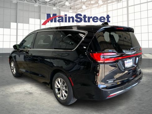 New 2026 Chrysler Pacifica Limited image 3
