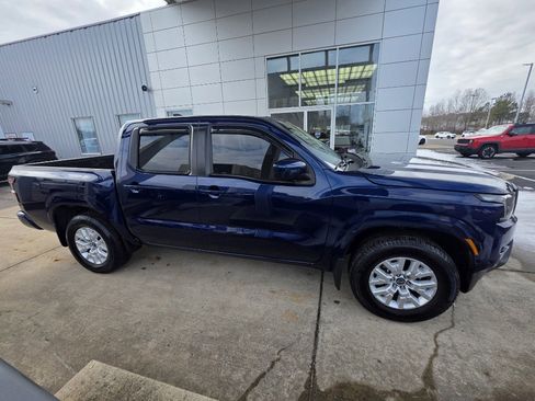 Used 2022 Nissan Frontier SV image 2