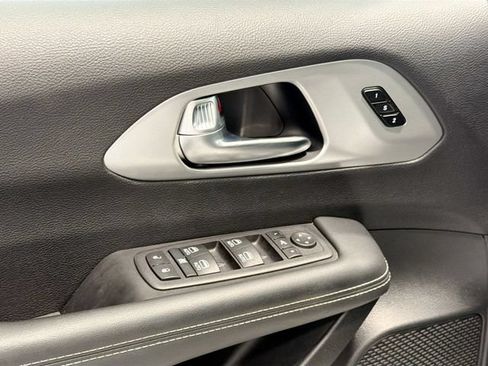 Used 2025 Chrysler Pacifica Limited FWD image 17