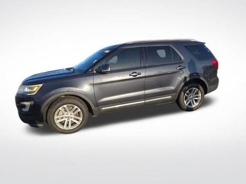 Used 2017 Ford Explorer XLT w/ Equipment Group 202A image 6