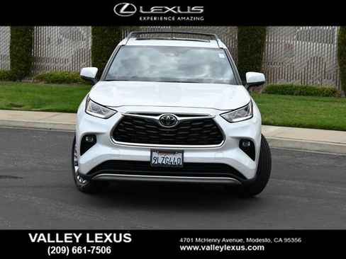 Used 2024 Toyota Highlander Platinum AWD/4WD image 2