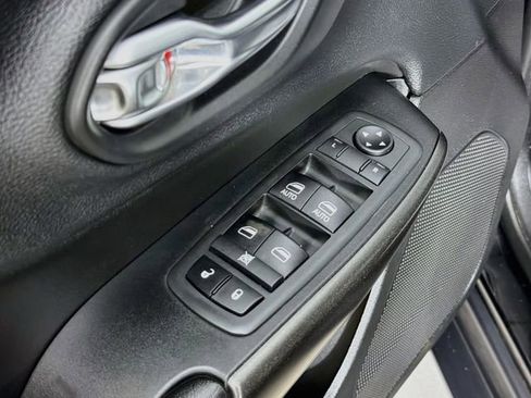 Used 2020 Jeep Cherokee Trailhawk AWD/4WD image 18