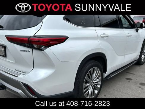 Used 2023 Toyota Highlander Platinum AWD/4WD image 2