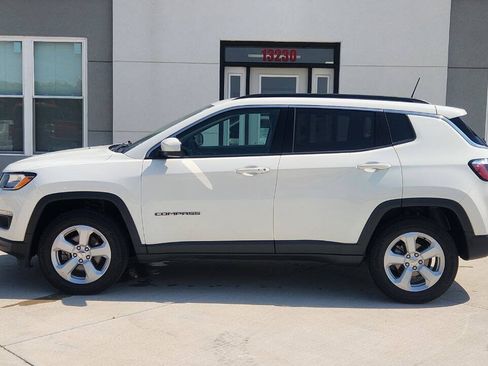 Used 2018 Jeep Compass Latitude w/ Popular Equipment Group AWD/4WD image 3