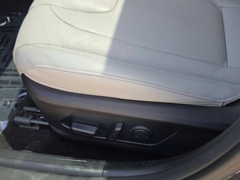 Used 2022 Hyundai Elantra Limited w/ Cargo Package FWD image 16