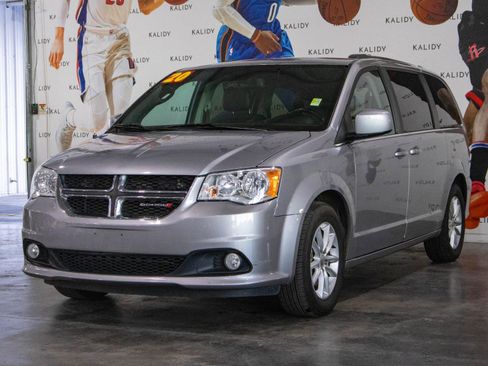 Used 2020 Dodge Grand Caravan SXT image 19