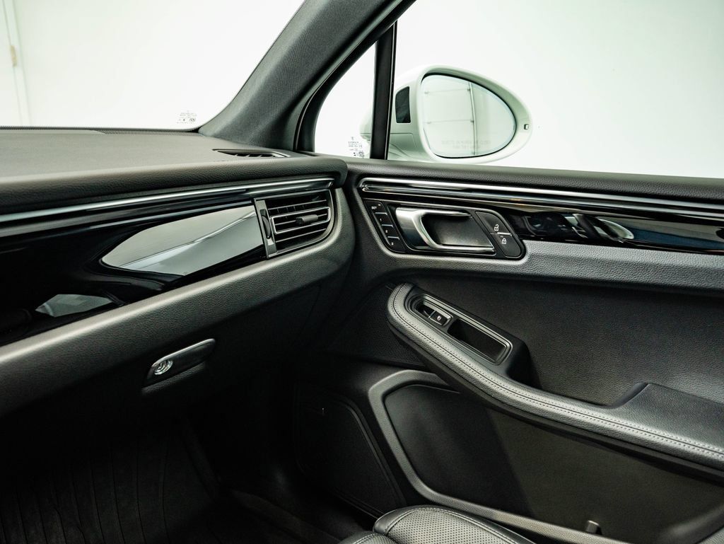 Certified 2026 Porsche Macan AWD/4WD image 35