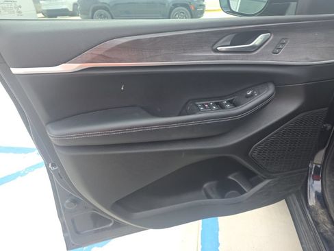 Used 2024 Jeep Grand Cherokee L Limited w/ Black Appearance Package AWD/4WD image 44