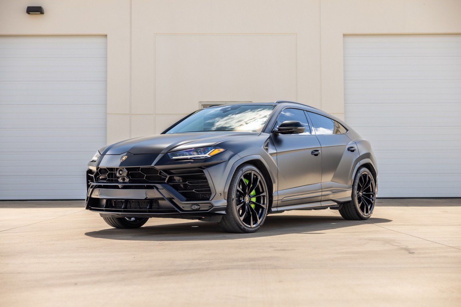 Used 2022 Lamborghini Urus AWD/4WD image 1