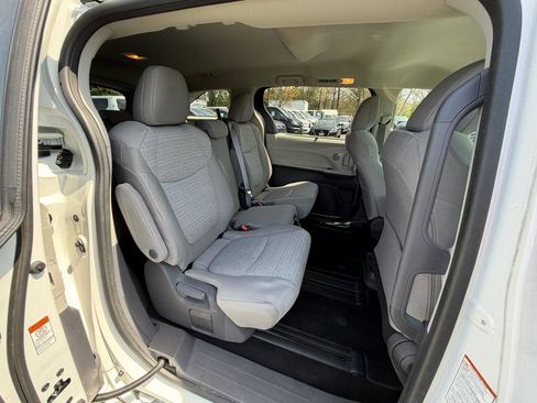 Used 2021 Toyota Sienna LE FWD image 32