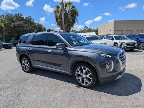 Used 2022 Hyundai Palisade SEL w/ Premium Package FWD image 2