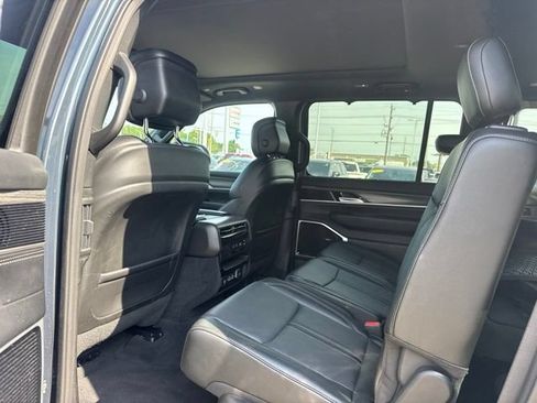 Used 2024 Jeep Wagoneer Series III w/ Premium Group I AWD/4WD image 7