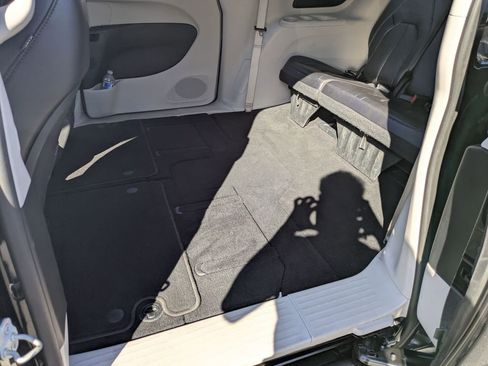 Used 2023 Chrysler Pacifica Touring-L image 25