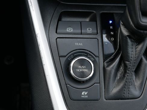 Used 2021 Toyota RAV4 LE image 29