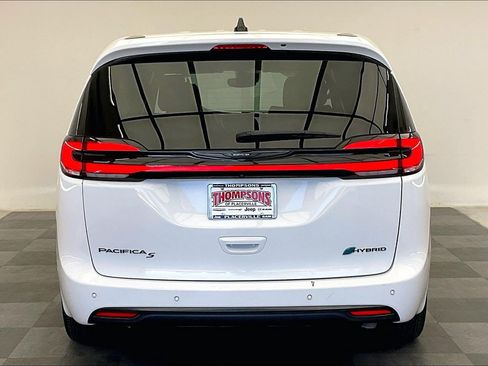 Used 2024 Chrysler Pacifica Limited FWD image 3