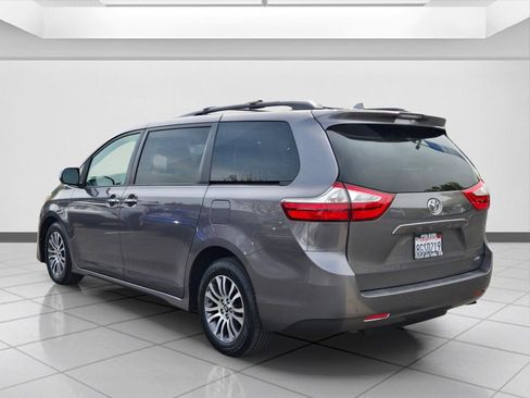 Used 2018 Toyota Sienna XLE w/ XLE Navigation Package image 7