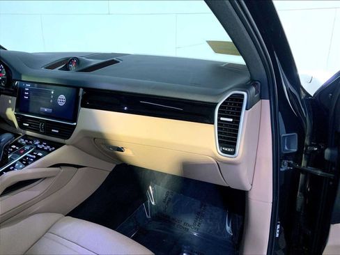 Certified 2023 Porsche Cayenne AWD/4WD image 22