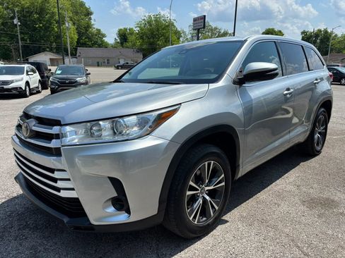 Used 2017 Toyota Highlander LE w/ Carpet Mat Package FWD image 7