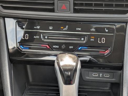 Certified 2025 Volkswagen Jetta SE FWD image 30