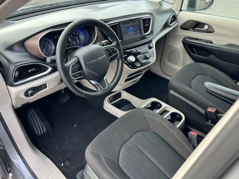 Used 2021 Chrysler Voyager L image 13