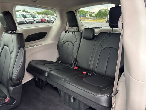 Used 2023 Chrysler Pacifica Touring-L AWD/4WD image 11