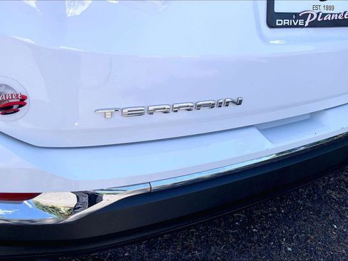 Used 2024 GMC Terrain SLT AWD/4WD image 8
