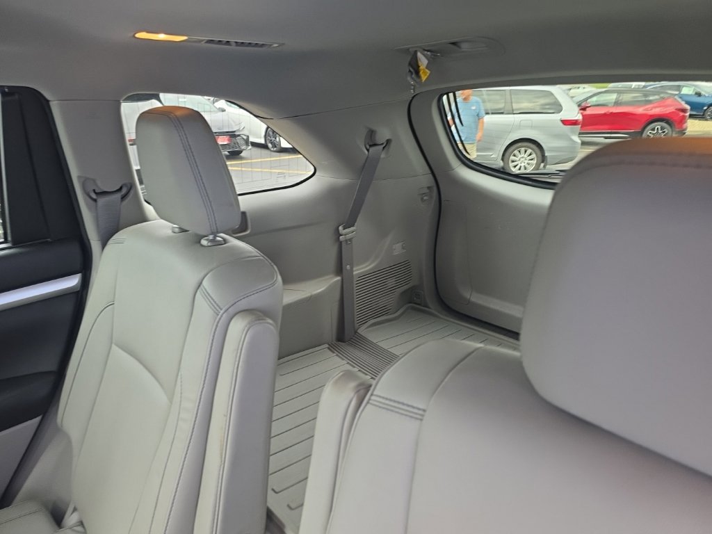 Used 2017 Toyota Highlander XLE AWD/4WD image 14