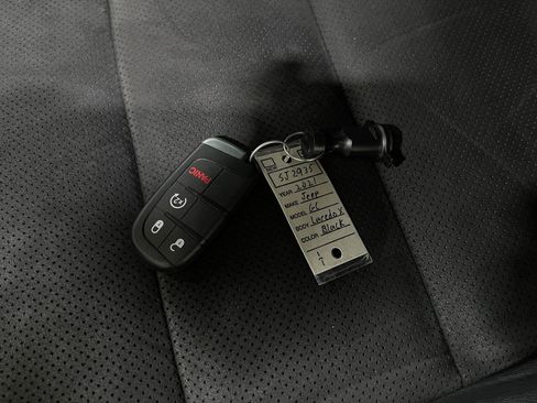 Used 2021 Jeep Grand Cherokee Laredo X image 36