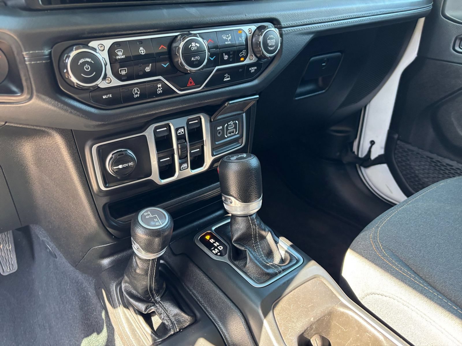Used 2025 Jeep Wrangler Unlimited Sahara AWD/4WD image 40