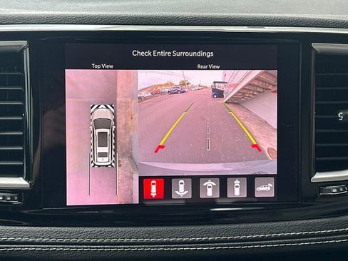 Used 2021 Chrysler Pacifica Touring-L image 24