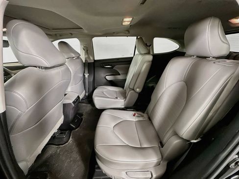 Used 2022 Toyota Highlander XLE FWD image 24