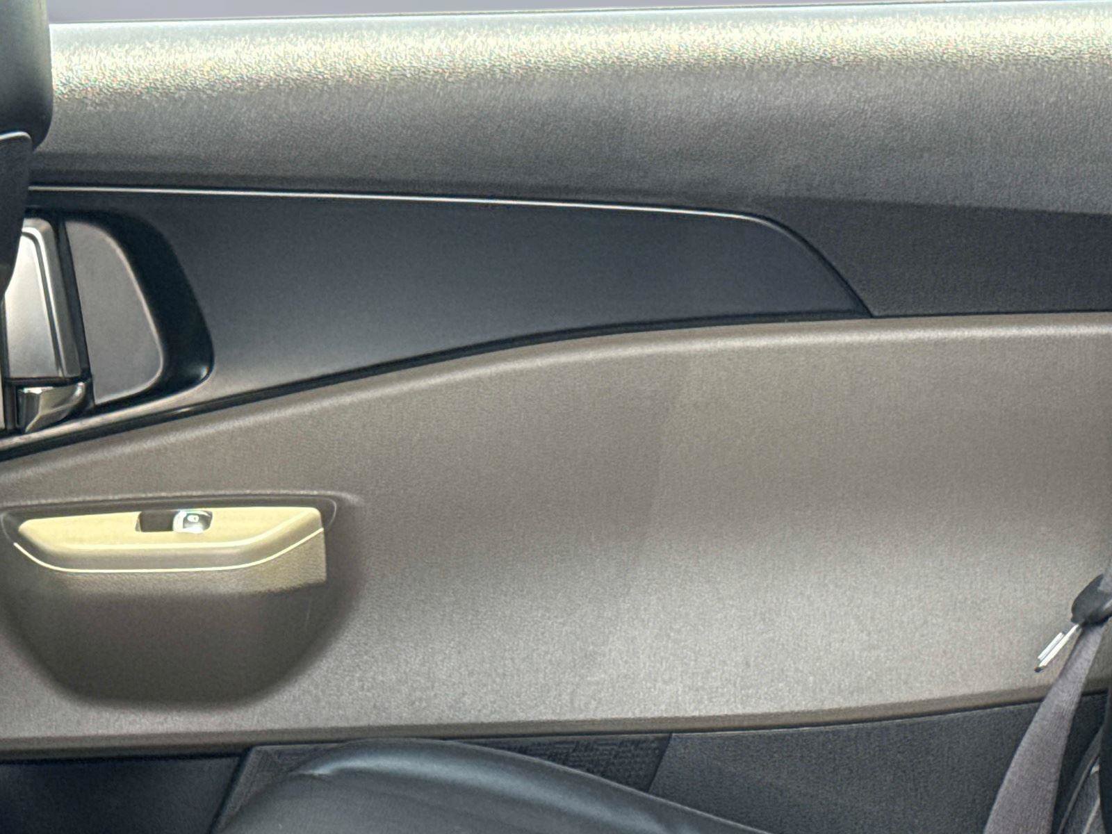 Used 2025 Kia Carnival FWD image 14