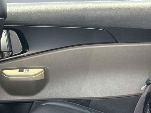 Used 2025 Kia Carnival FWD image 14