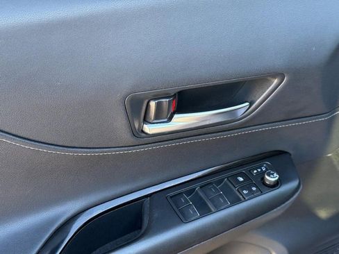 Used 2022 Toyota Venza LE image 17