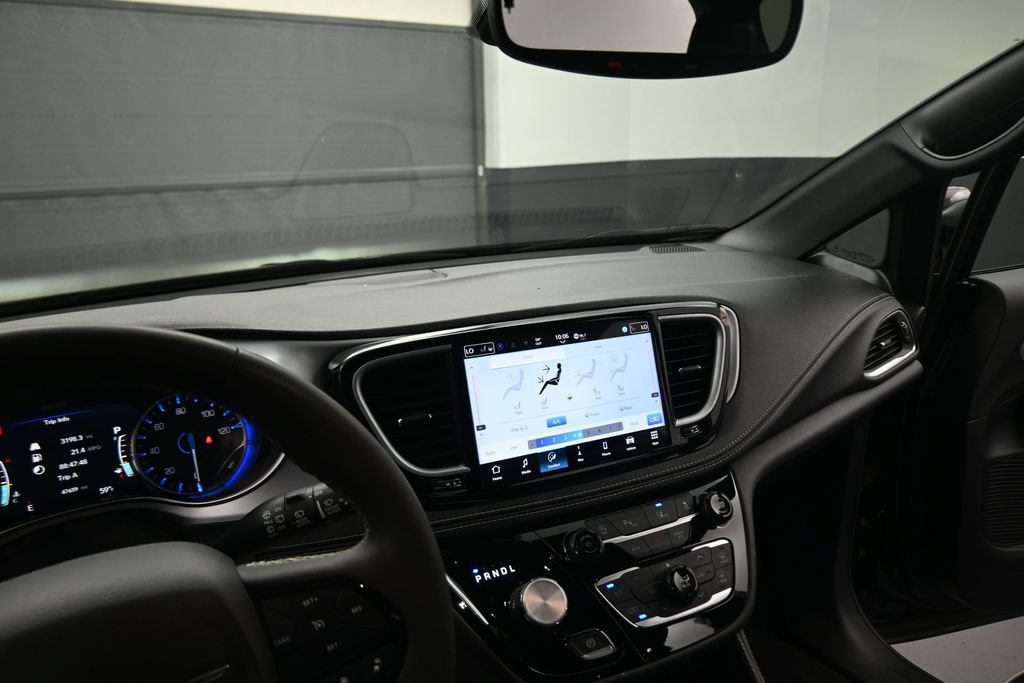 Used 2025 Chrysler Pacifica Limited FWD image 40