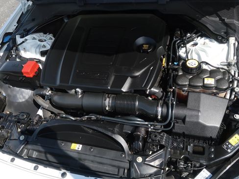 Used 2018 Jaguar XE image 44