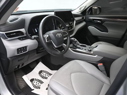 Used 2024 Toyota Highlander Platinum image 19