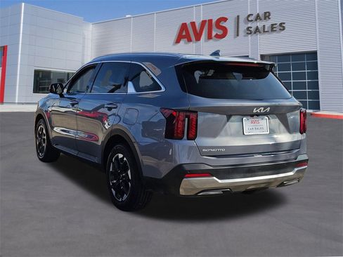 Used 2024 Kia Sorento S image 3