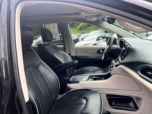 Used 2023 Chrysler Pacifica Limited FWD image 11