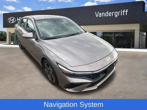 Used 2025 Hyundai Elantra SEL FWD image 4