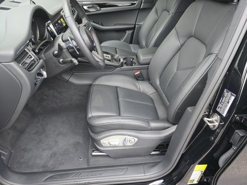 Certified 2025 Porsche Macan image 5