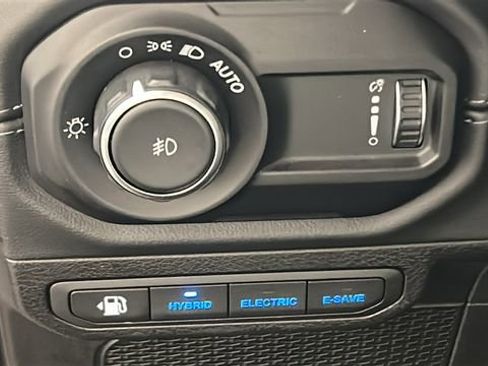 Used 2024 Jeep Wrangler Unlimited Sahara AWD/4WD image 19