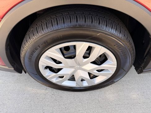 Used 2019 Toyota C-HR LE FWD image 13