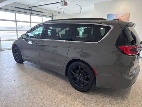 Used 2022 Chrysler Pacifica Touring-L FWD image 4