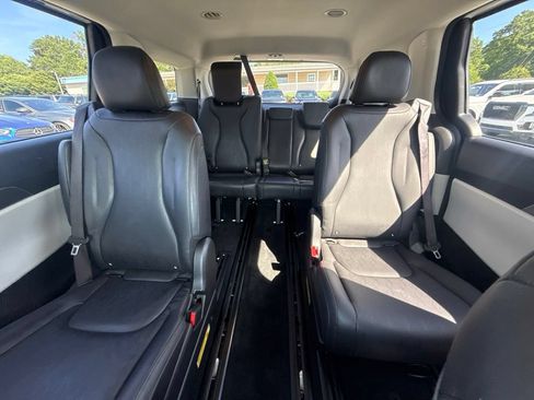 Used 2024 Kia Carnival LX FWD image 6