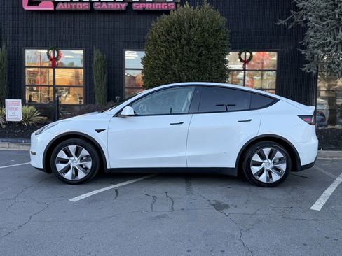 Used 2021 Tesla Model Y Long Range image 9