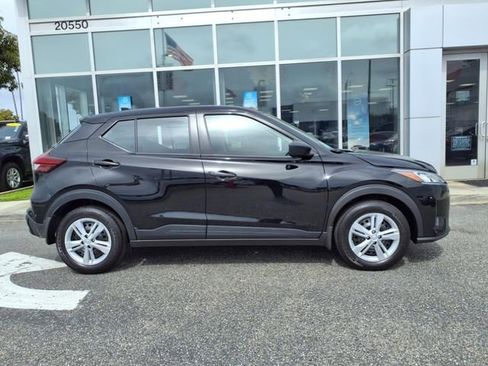 New 2025 Nissan Kicks Play S image 4