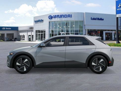 New 2026 Hyundai Ioniq 5 SE image 3