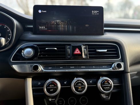 Used 2022 Genesis G70 2.0T image 30