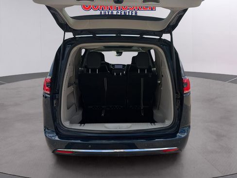 Used 2024 Chrysler Pacifica Limited FWD image 9